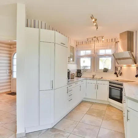 Schoenes In Middelhagen Mit Grossem Garten Und In Der Naehe Holiday home Lobbe
