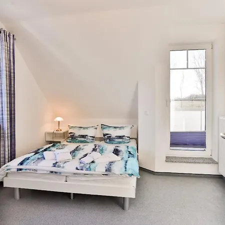 Schoenes In Middelhagen Mit Grossem Garten Und In Der Naehe Holiday home Lobbe