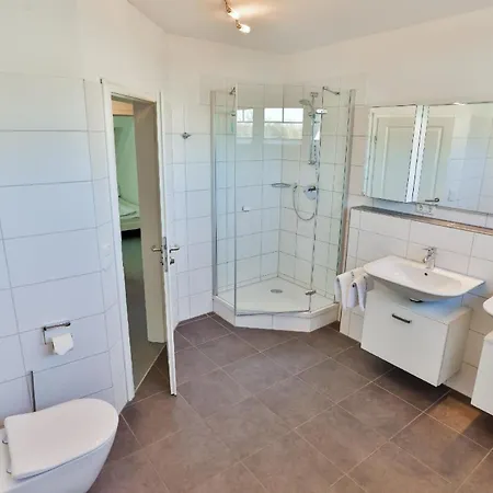 Schoenes In Middelhagen Mit Grossem Garten Und In Der Naehe Dom wakacyjny