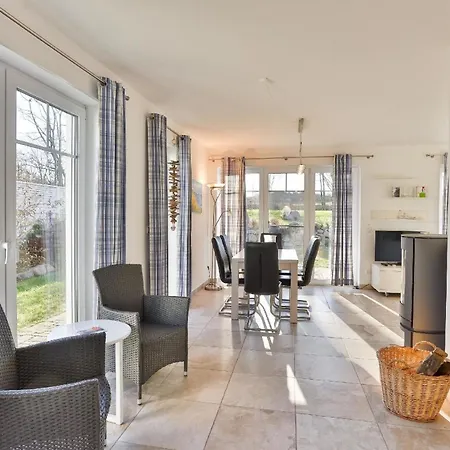 Schoenes In Middelhagen Mit Grossem Garten Und In Der Naehe Dom wakacyjny